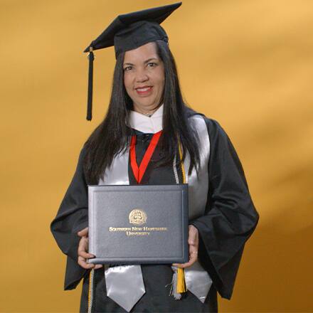 Regina Dacruz Reis, a 2024 SNHU graduate with a bachelor's in psychology.